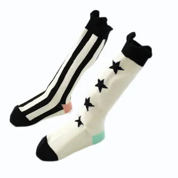 Kakovost črno in belo petimi zvezdicami navpične črte česana bombaž baby baby otrok in dekliški srednji cev nogavice 9995